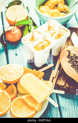 Sommer essen, exotische Früchte gefroren Sorbet, Eis am Stiel zu Hause gemacht Stockfoto