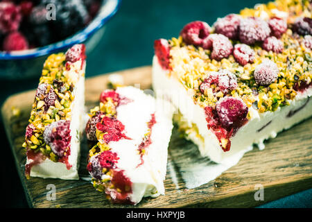 Sommer-süße behandeln, Semifreddo mit Waldfrüchten und Pistazien Stockfoto