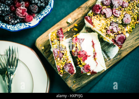 Sommer-süße behandeln, Semifreddo mit Waldfrüchten und Pistazien Stockfoto