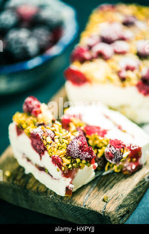 Sommer-süße behandeln, Semifreddo mit Waldfrüchten und Pistazien Stockfoto