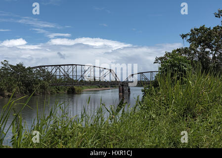 Alte Bahn und Grenze Brücke über den Sixaola Fluss zwischen Costa Rica und Panama Stockfoto