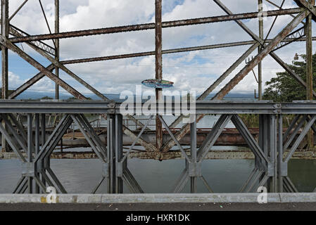 Alte Bahn und Grenze Brücke über den Sixaola Fluss zwischen Costa Rica und Panama Stockfoto