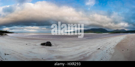 Blick nach Osten entlang Brandon Bay vom Cappagh Strand in der Nähe von Clockane (ein Clochán) im Norden der Halbinsel Dingle, County Kerry, Irland Stockfoto