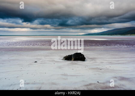 Blick nach Osten entlang Brandon Bay vom Cappagh Strand in der Nähe von Clockane (ein Clochán) im Norden der Halbinsel Dingle, County Kerry, Irland Stockfoto