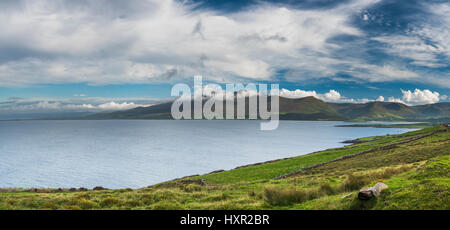 Blick über die Brandon Bay von Brandon aus Fahren Sie in Richtung der Berge des zentralen Dingle Penisula, County Kerry, Irland Stockfoto