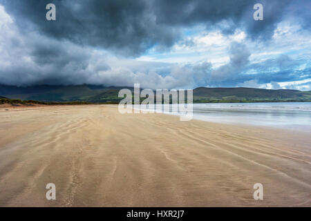 Blick nach Westen entlang Brandon Bay in Richtung einer Wolke bedeckt Mount Brandon aus Fermoyle Beach im Norden der Halbinsel Dingle, County Kerry, Irland Stockfoto