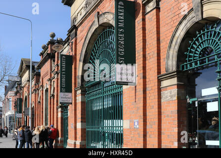 Gates, an der Wand und die Außerhalb von St George's Markt Belfast Nordirland an einem sonnigen Tag mit blauen Himmel.. Stockfoto