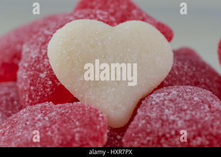 Weiß Gummy Herz Haufen von Red Gummy Herz-detail Stockfoto