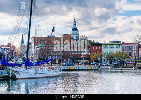 Boot in Annapolis Harbor und der Maryland State House in Annapolis, Maryland. Stockfoto