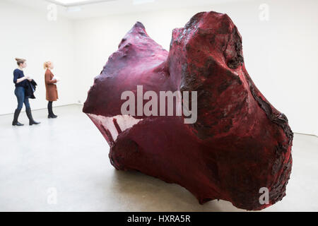 London, UK. 29. März 2017. Im Bild: Schatten, 2016. Sir Anish Kapoor, einer der einflussreichsten Künstler seiner Generation präsentiert eine große Ausstellung von neuen Arbeiten auf Lisson Gallery in London. Seine 16. Ausstellung mit Lisson Gallery präsentiert eine neue Serie von Skulpturen bedeckt in einem durchlässigen und transluzenten Mesh, gleichzeitig einwickeln und offenbart die inneren Formen, die sind vorstehende und platzen nach vorne in den Weltraum. Die neue Ausstellung in Lisson Gallery beinhaltet auch eine Reihe bedeutender Werke auf Papier in den vergangenen sechs Jahren. Die Ausstellung läuft vom 31. März bis 6. Mai 2017. Stockfoto