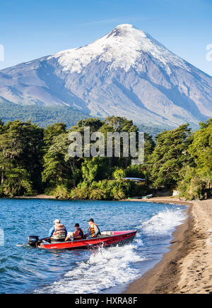 See Lago Llanquihue, Strand im Dorf Ensenada, Blick Richtung schneebedeckter Vulkan Osorno, Summertime, Motorboot am See, 3 Personen, chilenische l Stockfoto
