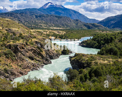 Zusammenfluss des Flusses Rio Baker (vorne) mit River Nef, nördlich von Cochrane auf der Carretera Austral, Patagonien, Chile. Stockfoto