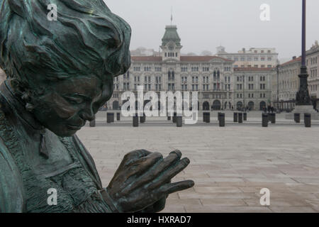 Detail der Bronze Skulptur "Le Sartine", auch genannt "Ragazze di Trieste", vor dem Rathaus auf der Piazza Unità d ' Italia. Triest, Italien. Stockfoto