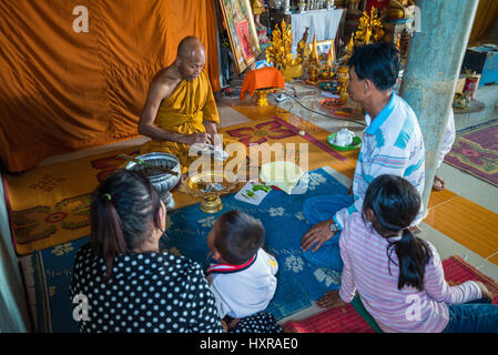 Einheimische und Mönch im Tempel Wat Phnom Sampeau in der Nähe von Battambang, Kambodscha, Asien. Stockfoto