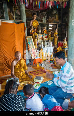 Einheimische und Mönch im Tempel Wat Phnom Sampeau in der Nähe von Battambang, Kambodscha, Asien. Stockfoto