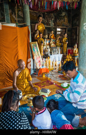 Einheimische und Mönch im Tempel Wat Phnom Sampeau in der Nähe von Battambang, Kambodscha, Asien. Stockfoto