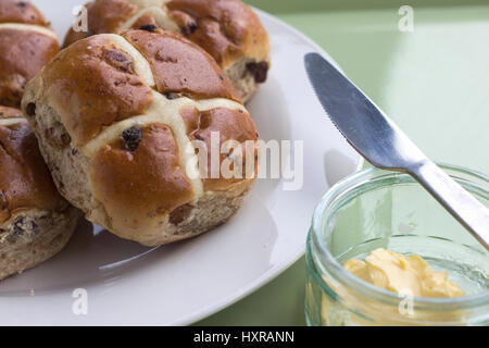 Im 12. Jahrhundert ein anglikanischer Mönch die Brötchen gebacken und mit einem Kreuz zu Ehren des Karfreitags markiert. Sie wurde zu einem Symbol des Oster-Wochenende. Stockfoto