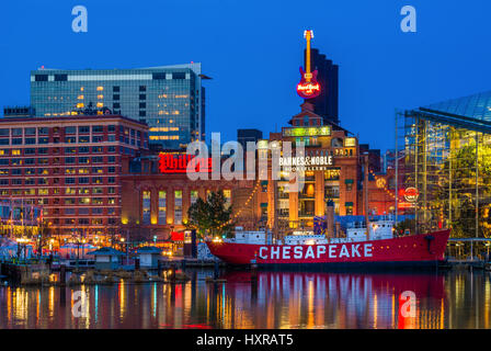 Blick auf die Chesapeake Feuerschiff und Kraftwerk in der Nacht, bei Inner Harbor in Baltimore, Maryland. Stockfoto