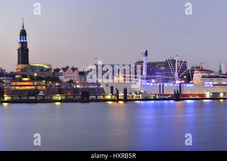 Hamburg, Deutschland, Europa, Stadt, Städte, Stadt, Städte, Abend, Abend, Abenddämmerung, Abendlicht, Hamburger, Hafen, Elbe, leuchtet, beleuchten Stockfoto