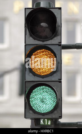 Ampel mit heller schwarz-gelb-grün, symbolische Foto-Jamaika-Koalition, Verkehrsampel Mit Lichtern Schwarz-Gelb-Grün, Symbolfoto Jamaika-Koa Stockfoto