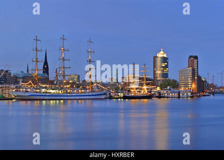 Deutschland, Hamburg, Stadt, Städte, Hamburger, Hafen, Abend, am Abend in der Dämmerung, Dämmerung, Dämmerung, Segelschiff, Segelschiffe, um mich, Russisch, R Stockfoto