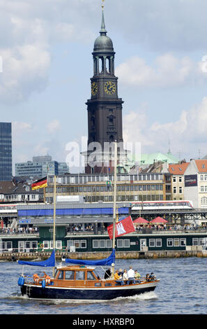 Deutschland, Hamburg, Stadt, Städte, Hamburger, Hafen, Tag, während des Tages, der Elbe, Kirche, Kirchen, Turm, Türme, Michel, St. Michaelis, Michigan Stockfoto