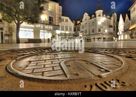 Kanal Deckel mit Hamburg-Wappen in den shopping Straße sächsische Tor in Mountain Village, Hamburg, Europa, Kanaldeckel Mit Hamburg-Wappen in der Einkaufs Stockfoto