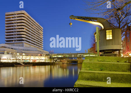 Deutschland, Hamburg, Bergdorf, Serrahn, Serrahnufer, historisch, historische, Hafenkran, Hafenkrane, Kran, Kräne, am Abend Stockfoto