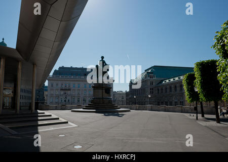 Soravia Wing Vor der Albertina Mit Standbild Erzherzog Albrecht Und Oper, Wien Stockfoto