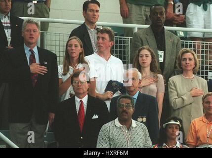 PRÄSIDENT CLINTON & FAMILIE OLYMPISCHE SPIELE ATLANTA 1996. 1. August 1996 Stockfoto