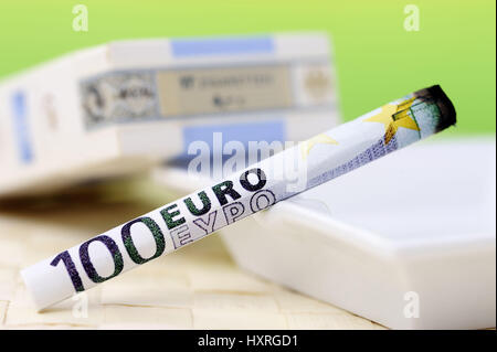 Zigarette von 100-Euro-Licht, symbolische Foto Tabaksteuer, Zigarette aus 100-Euro-Schein, Symbolfoto Tabaksteuer Stockfoto