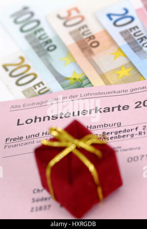 Lohnsteuerkarte, Gegenwart und Banknoten, symbolische Foto tax Gegenwart, Lohnsteuerkarte, meistverkauftes Und Geldscheine, Symbolfoto Steuergeschenk Stockfoto