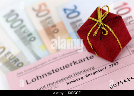 Lohnsteuerkarte, Gegenwart und Banknoten, symbolische Foto tax Gegenwart, Lohnsteuerkarte, meistverkauftes Und Geldscheine, Symbolfoto Steuergeschenk Stockfoto