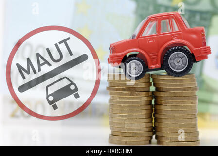 Miniatur-Auto auf monetäre Münzen, Passagier-Pkw-Maut, Miniaturauto Auf Geldmünzen, PKW-Maut Stockfoto