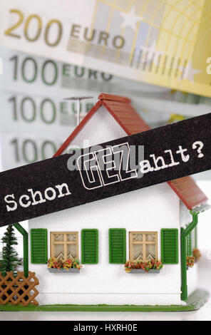 Miniaturhaus mit GEZ Slogan schon bezahlt? GEZ Gebühren pro Haushalt, Miniaturhaus Mit GEZ-Slogan Schon GEZahlt? GEZ-Gebühren pro Haushalt Stockfoto