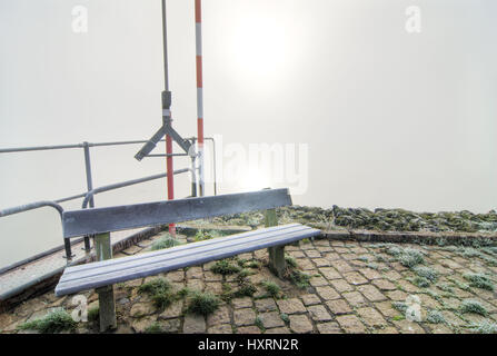 ? ? Berfrorene Bank in der Zollenspieker Fähre Bootshaus mit Morgennebel in Kirchwerder, 4 und sumpfige Land, Hamburg, Deutschland, Europa, Überfrorene S Stockfoto