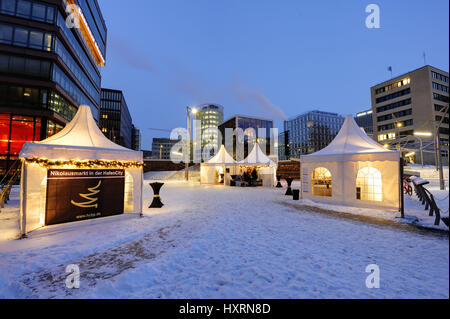 Weihnachtsmarkt auf den Magellan-Terrassen in der Hafen City Hamburg, Deutschland, Europa, Weihnachtsmarkt Auf Den Magellan-Terrassen in der Hafencity v Stockfoto