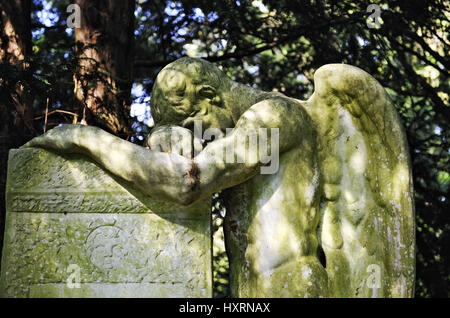 Statue eines männlichen Engels auf dem waschechter Friedhof in Hamburg, Deutschland, Statue Eines Männlichen Engels Auf Dem Ohlsdorfer Friedhof in Hamburg, Deutschl Stockfoto