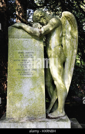 Statue eines männlichen Engels auf dem waschechter Friedhof in Hamburg, Deutschland, Statue Eines Männlichen Engels Auf Dem Ohlsdorfer Friedhof in Hamburg, Deutschl Stockfoto