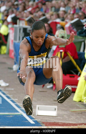 MARION JONES Weitsprung GATESHEAD INTERNATIONAL STADIUM GATESHEAD ENGLAND 27. Juni 2004 Stockfoto