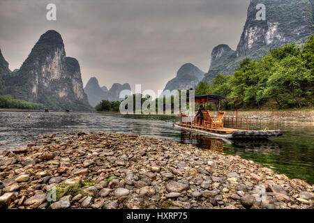 Yangshuo, Guangxi, China - 29. März 2010: Touristische Riverboat navigieren, Li River Tour, Lijiang River Cruise in Guilin, Südchina, beliebte tour Stockfoto
