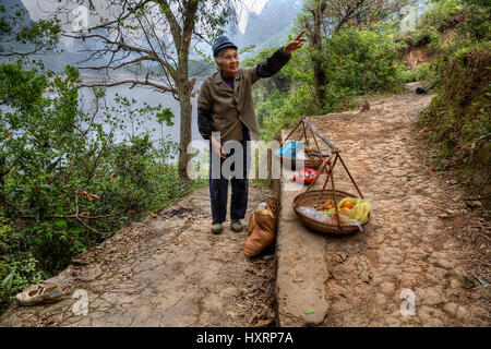 Yang Di Dorf, Yangshuo, Guangxi, China - 29. März 2010: chinesische Bauer aus dem Dorf am Fluss Lijiang verkauft Lebensmittel auf Wanderweg, die sind Stockfoto