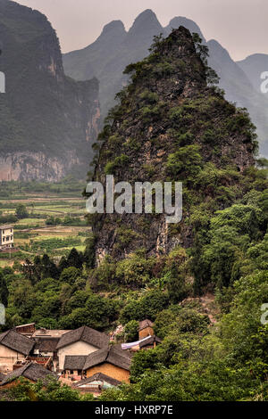 Yangshuo, Guangxi, China - 29. März 2010: Blick auf den Karst Hügeln rund um Guilin und die Ziegeldächer Steinhäusern in einem Bauerndorf. Stockfoto