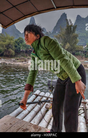 Yang Di Dorf, Yangshuo, Guangxi, China - 29. März 2010: chinesische Schiffer Frauen Lijiang-Fluss, Bambus-Floß mit Außenbordmotor, Fährmann Asian gi Stockfoto