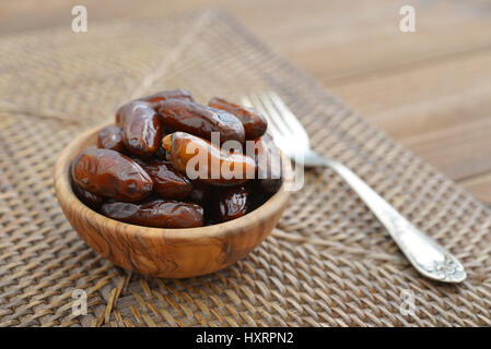Termine-Frucht in einer Holzschale Closeup on White Stockfoto