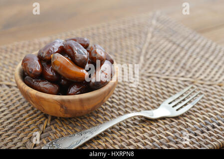 Termine-Frucht in einer Holzschale Closeup on White Stockfoto