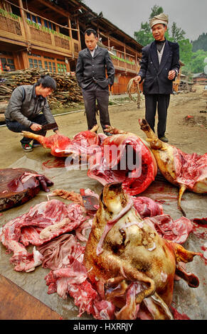 Zengchong Dorf, Guizhou, China - 12. April 2010: Schneiden Schweine im ländlichen China, asiatische Bauern, Bauern sind behandeltes Schweinefleisch, 12. April 2010. Schwein Kopf ein Stockfoto