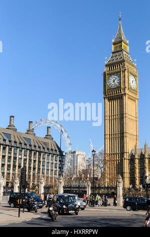 Die Elizabeth Tower aka Big Ben an einem sonnigen Tag mit dem London eye im Hintergrund und viel Verkehr. London, England 2017. Stockfoto