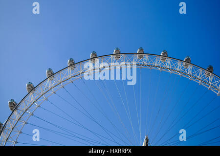 Eine abstrakte Sicht auf The Millennium Wheel aka das London Eye. London, England 2017. Stockfoto