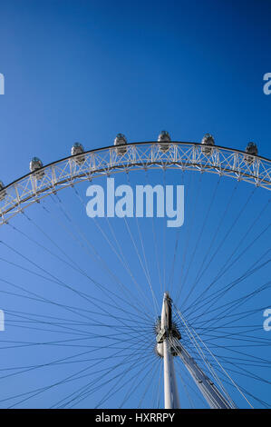 Eine abstrakte Sicht auf The Millennium Wheel aka das London Eye. London, England 2017. Stockfoto